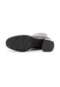 Stivale di pelle nera con tacco, finitura liscia, punta quadrata e suola in gomma testurizzata con motivi di grip diagonali.