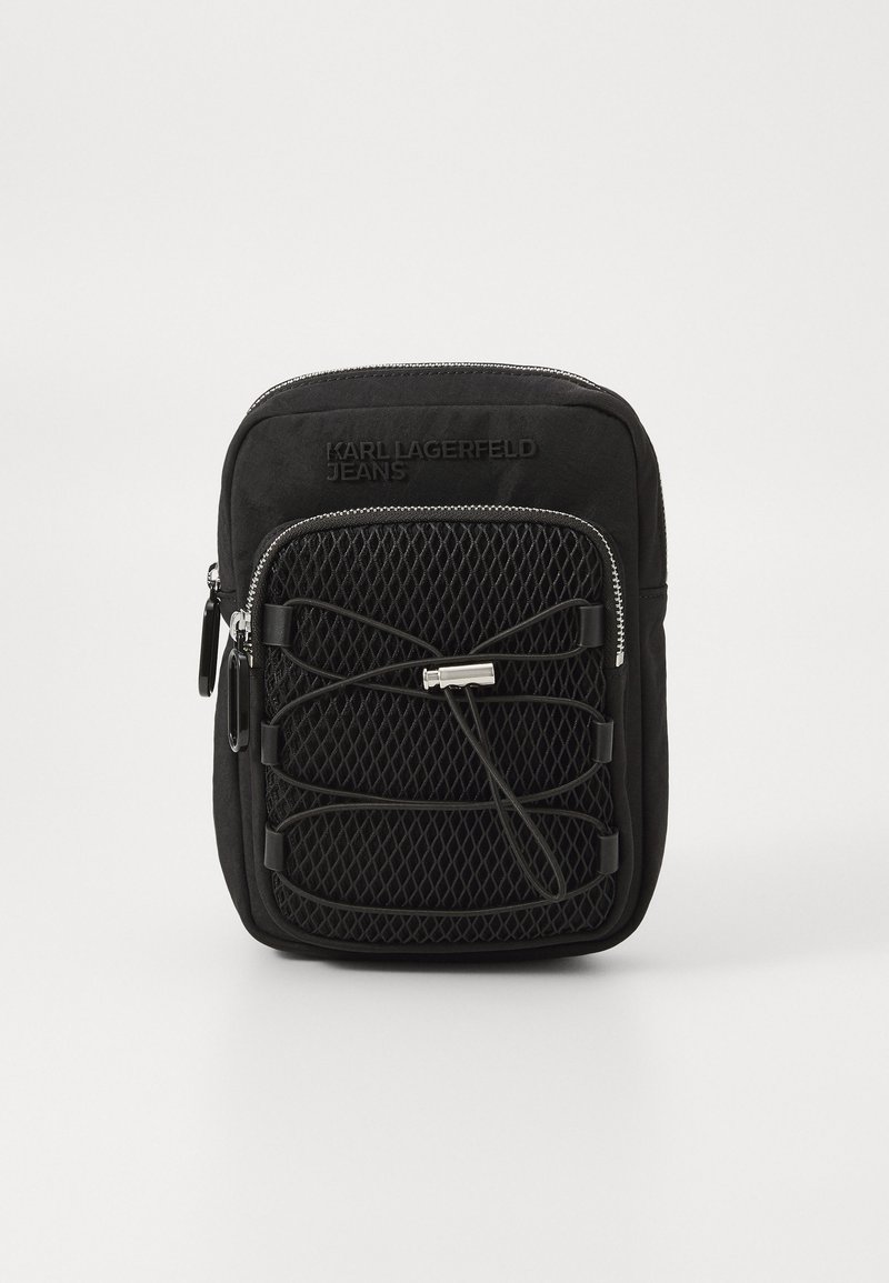 Borsa a tracolla nera con fronte in rete testurizzata, chiusura a zip e design con cordino elastico regolabile. Realizzata in tessuto resistente.