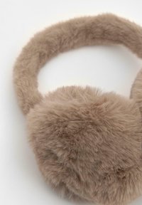 Încălzitoare pentru urechi din blană artificială maro, cu o textură moale și pufoasă și o bandă circulară pentru cap. Proiectate pentru căldură și confort în vreme rece.