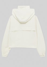 Bílá zkrácená bunda s kapucí, která má dlouhé rukávy a hladký povrch. Design obsahuje zadní sedlo a elastické manžety.