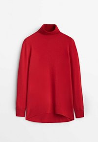 Pull à col roulé rouge en matière douce, avec des manches longues et un col haut. L'ourlet est plus long à l'arrière, créant une coupe décontractée.