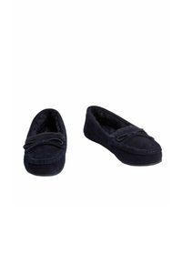Zapatillas de mocasín de ante azul marino con suave forro de piel. Presentan un detalle decorativo de lazo en la parte delantera. Suela de goma plana para mayor estabilidad.