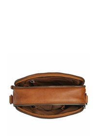 Borsa in pelle marrone con superficie liscia, chiusura con zip e scomparti interni. Design aperto che mette in mostra la fodera interna.