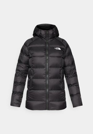 Schwarze Steppjacke mit Kapuze, mit einem Reißverschluss vorne, breiten gepolsterten Abschnitten und einem kleinen weißen Logo auf der linken Brust. Glatte Textur.
