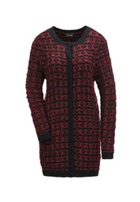 Cardigan mit rot-schwarzem Muster, strukturierter Strick, lange Ärmel, offene Front, gerippte Bündchen und Ausschnitt, mittellanges Design.