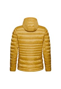 Gelbe isolierte Jacke mit Kapuze, die ein gestepptes Design und eine glatte, glänzende Textur aufweist. Betont durch eine taillierte Passform und lange Ärmel.