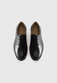Calvin Klein Pensko med snøring - triple black