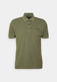 Olivgrön kortärmad pikétröja med krage, två knappar och liten broderad logotyp och flagga på vänster bröst.