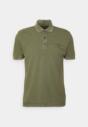 Polo a maniche corte verde oliva con colletto, due bottoni e piccolo logo del marchio ricamato e bandiera sul lato sinistro del petto.