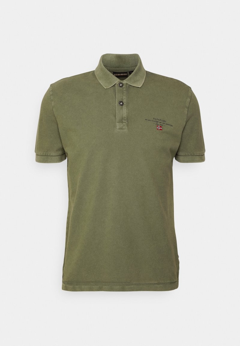 Olivgrön kortärmad pikétröja med krage, två knappar och liten broderad logotyp och flagga på vänster bröst.