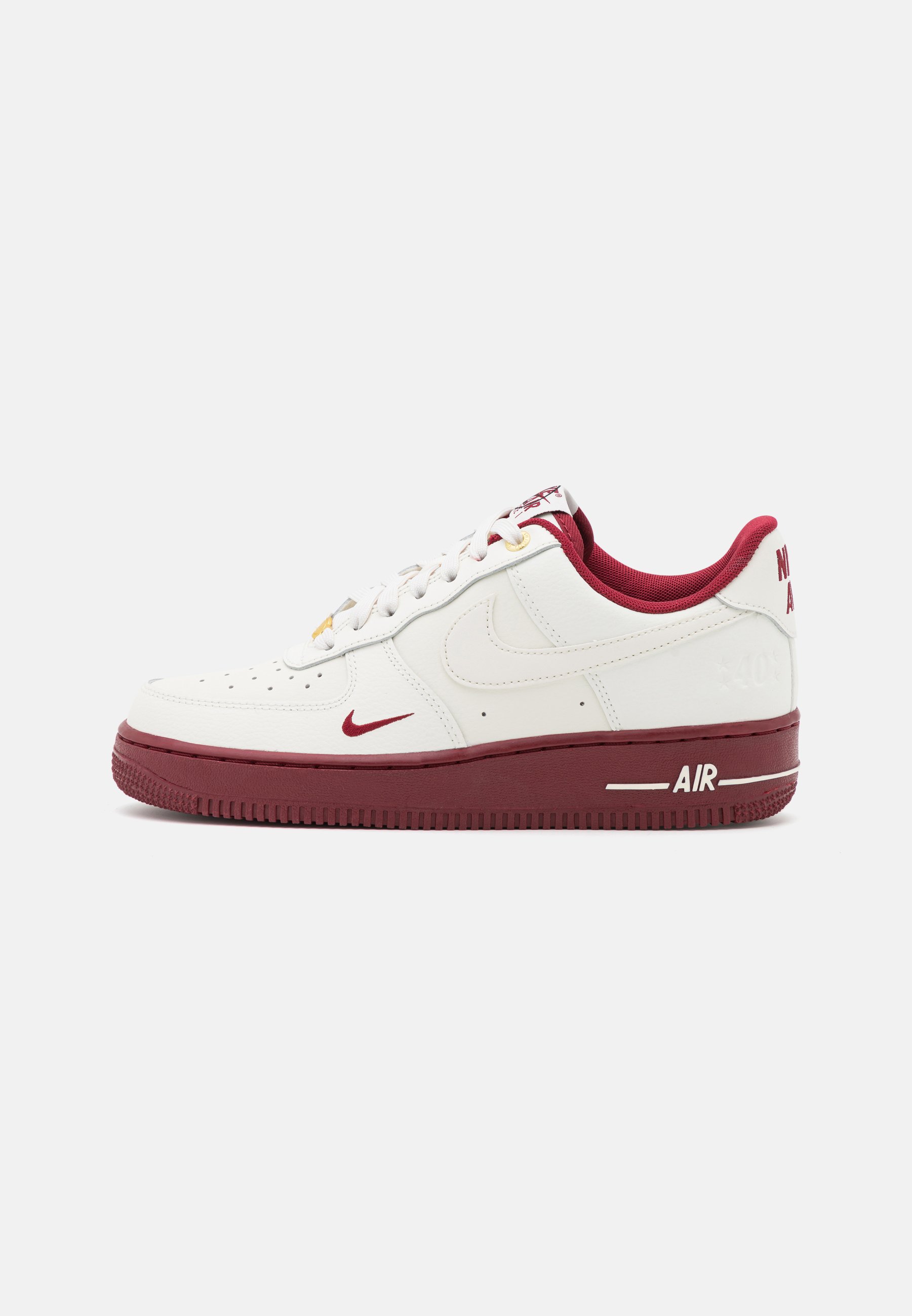 Sportswear WMNS AIR FORCE 1 07 XCAT - Zapatillas sail/team red/ metallic gold/black/crema - Zalando.es