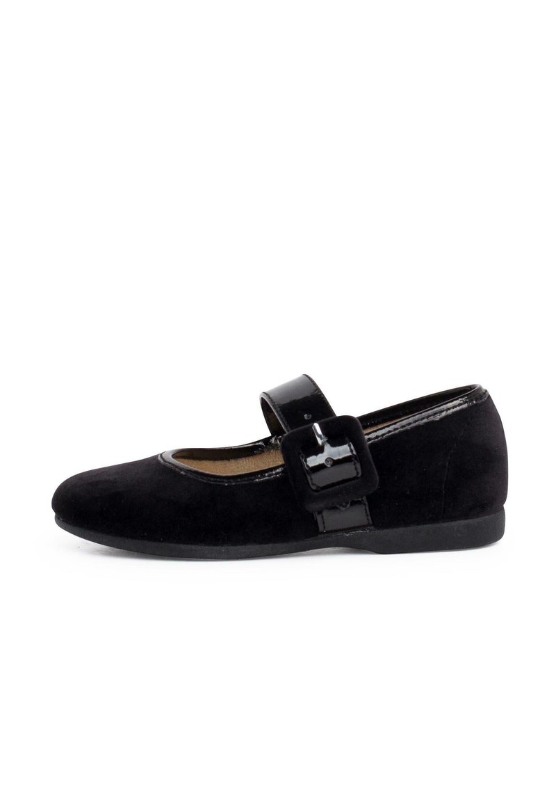 Zapato Mary Jane de ante negro con una correa y hebilla de charol, punta redondeada y plantilla acolchada. Suela de goma plana para mayor comodidad.