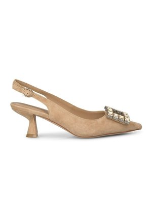 Scarpa slingback beige in suede con punta appuntita, caratterizzata da una fibbia metallica decorativa sul davanti e un tacco basso e sagomato.