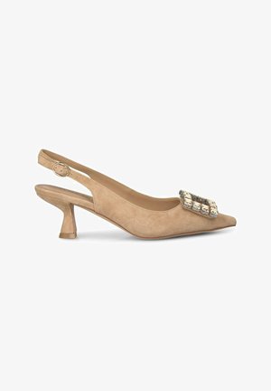 Scarpa slingback beige in suede con punta appuntita, caratterizzata da una fibbia metallica decorativa sul davanti e un tacco basso e sagomato.