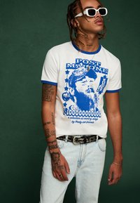 Bershka POST MALONE SHORT-SLEEVE - Potiskana majica - dark blue