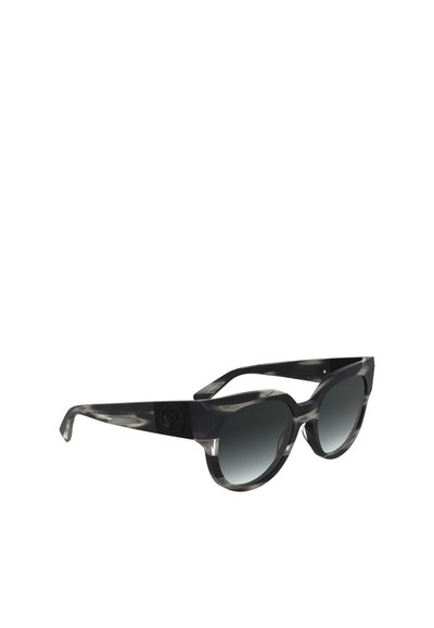 Occhiali da sole tartaruga grigi con lenti sfumate. Forma audace a occhio di gatto, montatura spessa e un accento con logo sul lato. Design elegante e moderno.