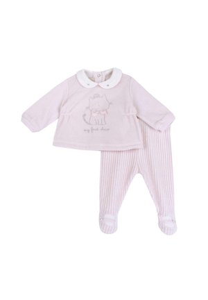 Completo due pezzi per neonato di colore rosa chiaro, realizzato in stoffa morbida. La parte superiore presenta un colletto bianco e un design di un gatto, con pantaloni a righe e dettagli conici ai piedi.