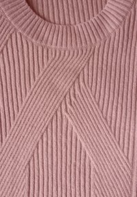 Rosa geripptes Sweatshirt mit einem strukturierten Design und diagonalen Mustern. Der Rundhals betont das Strickmaterial.