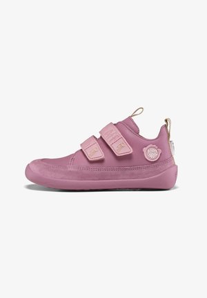 Rosa Kinderschuhe mit einer glatten synthetischen Oberseite, zwei Klettverschlussriemen, strukturierten seitlichen Akzenten und einer flexiblen Gummisohle.