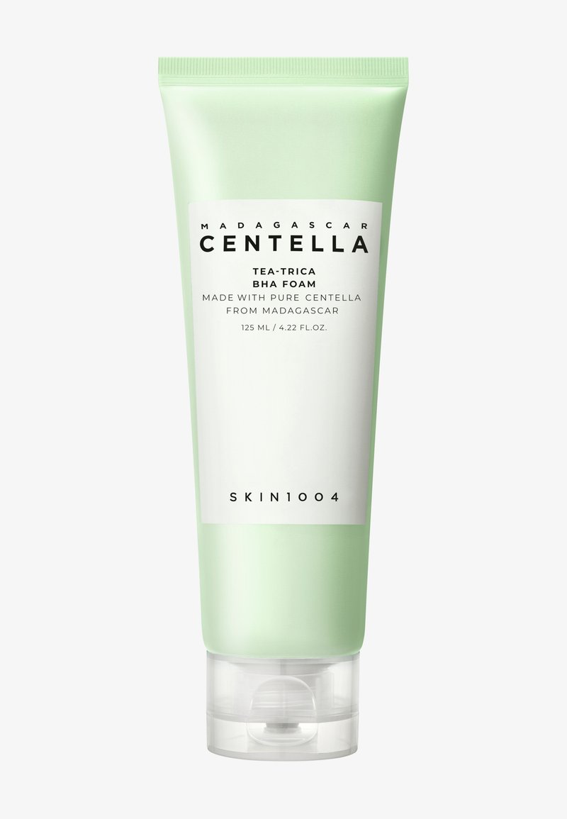 Jasnozielona tubka pianki Madagascar Centella Tea-Trica BHA, 125 ml, z przezroczystą nakrętką typu flip marki SKIN1004.