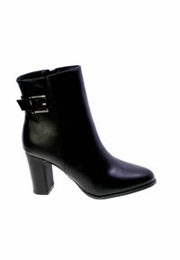 Stivaletto in pelle nera con tacco alto chunky e dettagli in fibbia argentata sul lato.