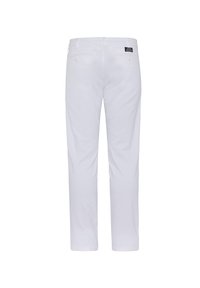 Pantaloni bianchi in cotone con taglio dritto, dotati di due tasche posteriori e una piccola etichetta del marchio sulla vita. Texture liscia, dettagli minimi.