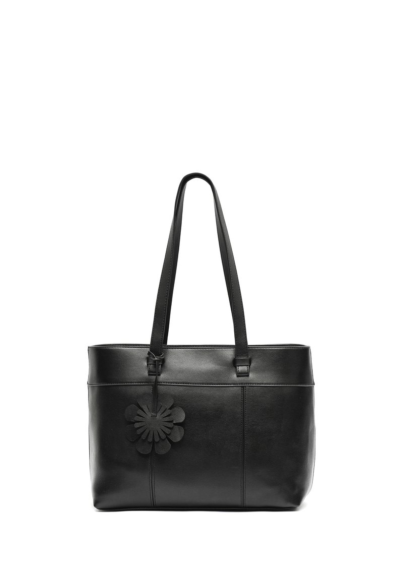 Czarna skórzana torba tote z długimi paskami i czarnym, kwiatowym breloczkiem zawieszonym w górnym lewym rogu.