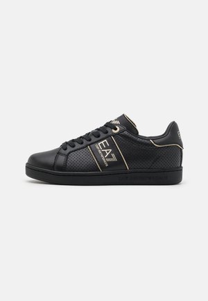 Schwarzer Leder-Low-Top-Sneaker mit Perforationen, Schnürsenkeln und goldumrandetem EA7 Emporio Armani Logo an der Seite und Zunge.