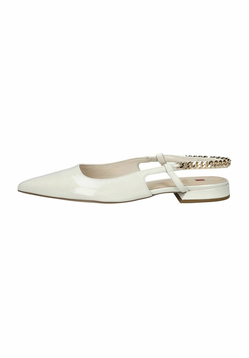 Zapato slingback de charol blanco con punta afilada, lados recortados y un acento de cadena dorada en la correa. Tacón bajo tipo bloque.