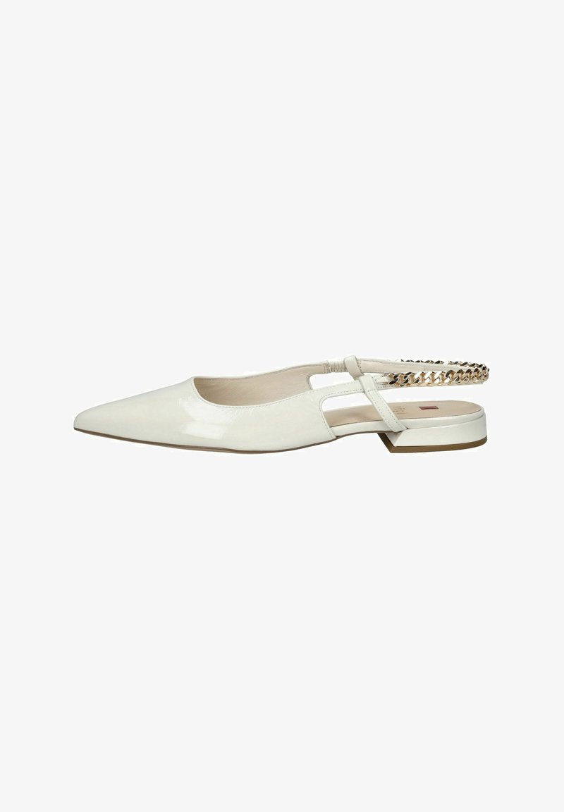 Hvide patentlæder slingback-sko med spids tå, udskårne sider og en guld kædeaccent på remmen. Lav blokhæl.