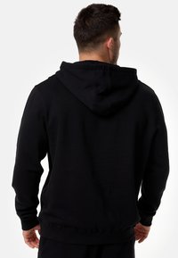 Tapout NORMALE PASSFORM ACTIVE BASIC  - Džemperis su gobtuvu - black white