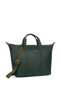 Groene leren tote bag met dubbele handvatten aan de bovenkant en een afneembare schouderriem. Heeft contrasterende stiksels en een klein logo plaatje aan de voorkant. Met een ritsluiting.