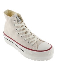 Baskets montantes en toile beige clair avec semelle en caoutchouc blanc, bande rouge et capuchon de orteil texturé. Elles présentent des lacets blancs et des œillets en métal.