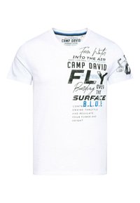 Bílá krátký rukáv T-shirt vyrobený z bavlny, s různými textovými designy v černé a modré barvě, včetně názvu značky "Camp David" a grafik.