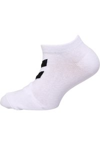 Biała skarpetka sięgająca do kostki, wykonana z bawełny, z czarnym logo po boku, posiadająca ściągacz, gładką teksturę i zaokrąglony czubek.