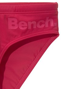 Rosa Bikini-Höschen mit glatter Textur, hochgeschnittenem Design und einem eingeprägten Logo am Bund. Aus dehnbarem Material gefertigt.