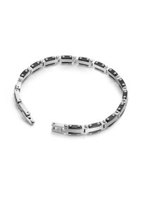 Bracciale cuff in metallo argentato con accenti neri, un design a maglia con bordi arrotondati e chiodini circolari distribuiti uniformemente.