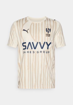 Crème korte mouwen trui met een houtnerfpatroon, blauwe logo's en de tekst "SAVVY GAMES GROUP". Gemaakt van lichte stof, casual fit.