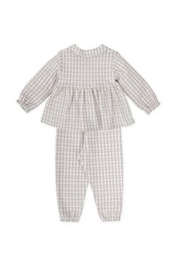 Conjunto infantil de dos piezas con una blusa peplum fruncida y puños elásticos, que presenta un patrón de cuadros en gris claro y beige.