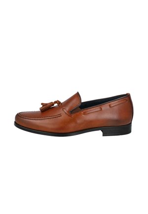 Mocasín masculino de piel marrón con borlas, suela negra, detalles de costura y diseño sin cordones, mostrado desde el lado exterior.