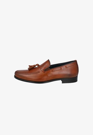 Mocasín masculino de piel marrón con borlas, suela negra, detalles de costura y diseño sin cordones, mostrado desde el lado exterior.