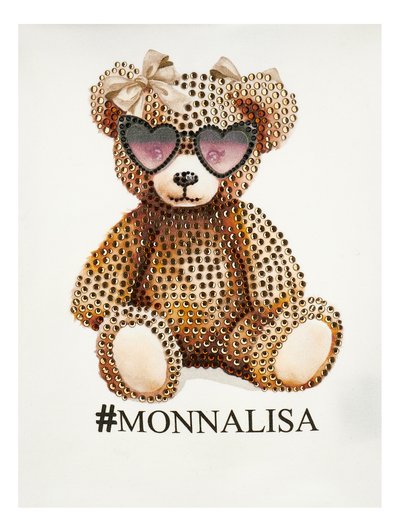 Design di un orsetto di peluche di colore marrone dorato, con occhiali a forma di cuore e un nastro, abbellito con strass. Il testo sottostante recita "#MONNALISA."
