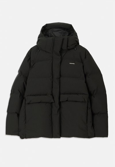 Veste doudoune noire avec capuche, présentant un design matelassé, deux poches avant et un logo sur le haut à gauche de la poitrine.