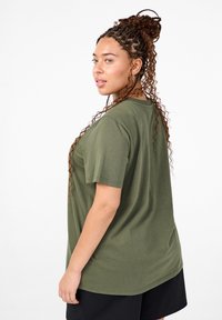 Zizzi MIT RUNDHALSAUSSCHNITT - T-shirt basic - thyme