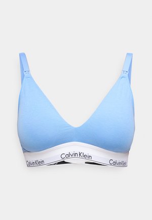 Világoskék háromszög melltartó puha anyagból, állítható pántokkal és fehér szalaggal, amelyen fekete "Calvin Klein" felirat található.