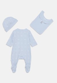 Σετ μωρού σε ανοιχτό μπλε, που περιλαμβάνει φορμάκι, καπέλο και σαλιάρα, όλα με επαναλαμβανόμενο τύπωμα "BOSS". Απαλό βαμβακερό ύφασμα με ριμπ μανσέτες και λαιμό.