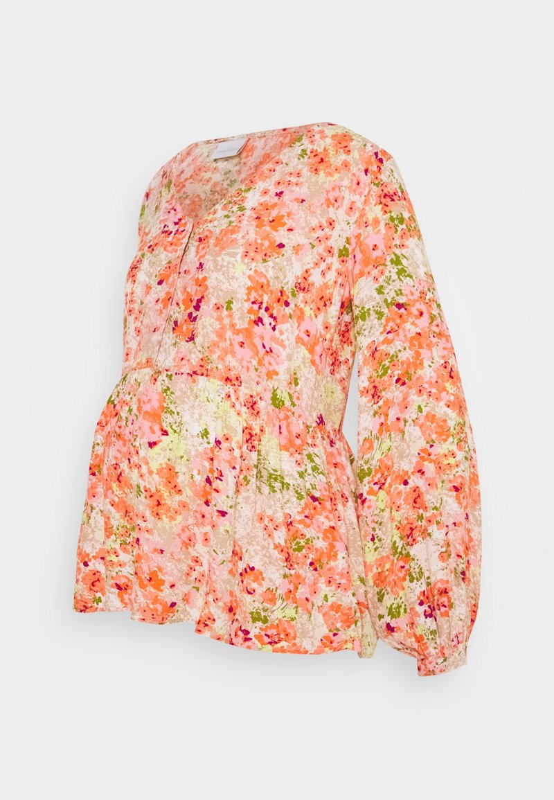 Blouse de maternité à manches longues avec motif floral rose, orange et vert, taille froncée et encolure en V sur fond blanc.