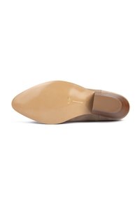 Beige podpatky s hladkým, lesklým povrchem. Špičatá špička a gumová pata s gripovým vzorem. Viditelné zlaté logo.