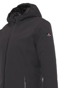 Giacca nera con cappuccio realizzata in tessuto liscio, con chiusura a zip e tasca laterale. Presenta una patch con logo sulla manica.