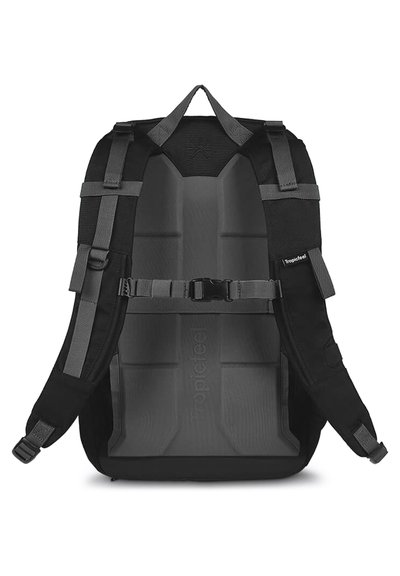Zaino nero con spallacci e fibbie grigie. Supporto posteriore imbottito con scanalature verticali. Presenta spallacci regolabili e maniglia superiore per il trasporto.